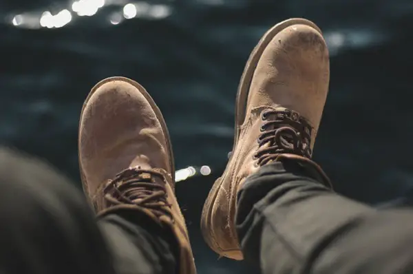how to stop smelly feet in work boots