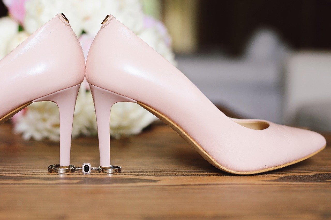 what-color-shoes-to-wear-with-black-dress-to-wedding-top-6-combinations