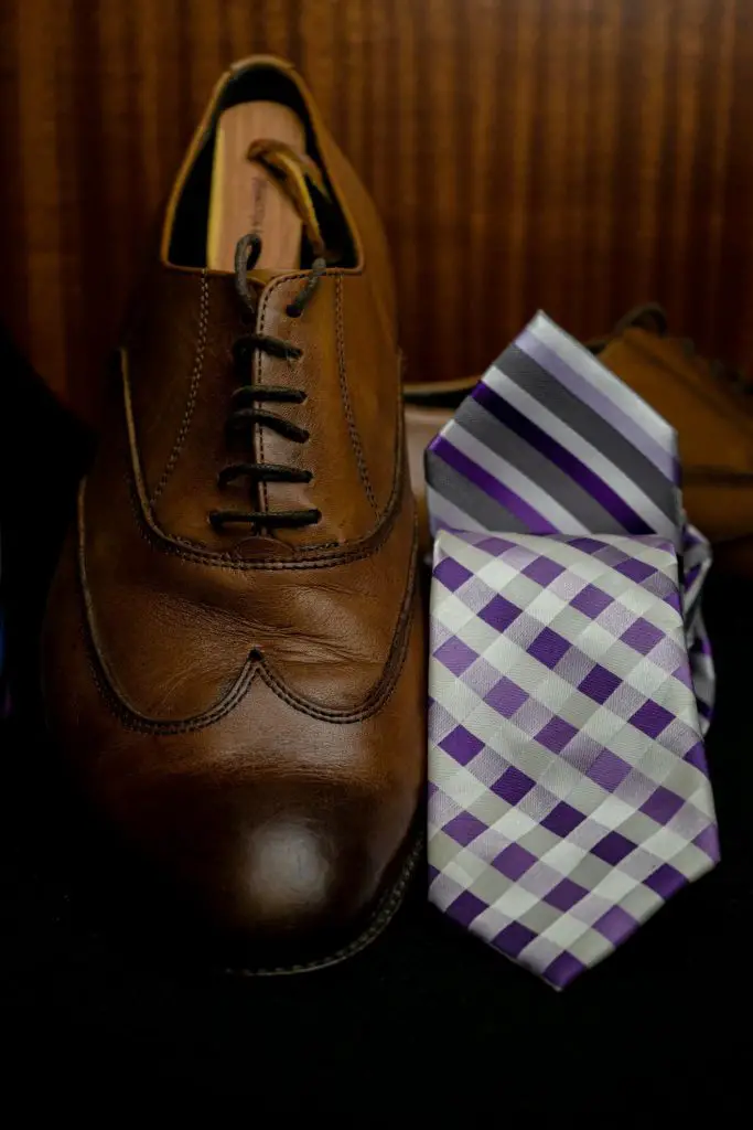 Shoe with tie